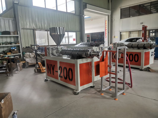 Las botellas usadas acarician la fibra que hace la máquina en del ANIMAL DOMÉSTICO de grapa de la fibra el reciclaje \