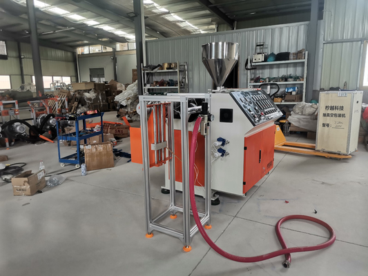 Las botellas del ANIMAL DOMÉSTICO acarician la fibra que hace la máquina que recicla la fibra de la tecnología
